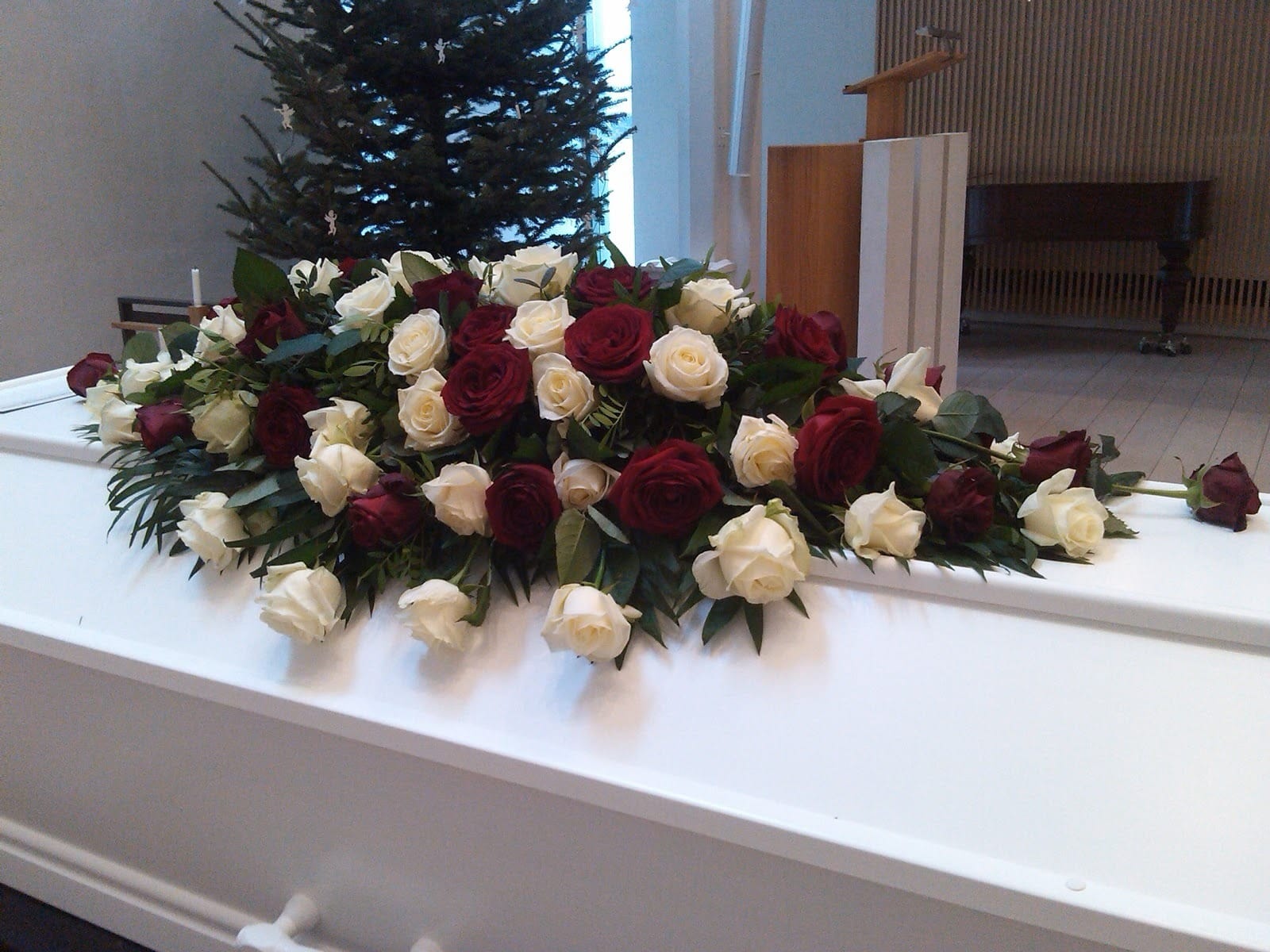 Kistepynt 1 - røde og hvide roser med eukalyptus. 