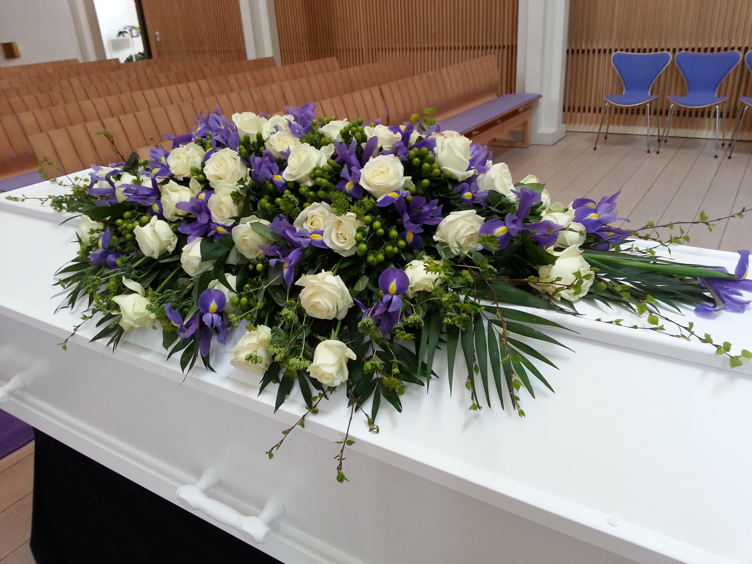 Kistepynt 5 - Hvide roser, iris, perikon og birkegrene