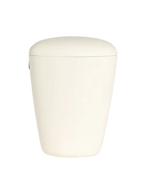 Heim Urne – En miljøvenlig og stilfuld løsning Heim er en ARB FORM urne, fremstillet af biologiske materialer uden brug af råolie. Den er 100% biologisk nedbrydelig og komposterbar, malet i en smuk hvid farve, samt en blød velouroverflade, der er skabt med vandbaseret maling. Urnen har en unik trekantet form, som giver den et ikonisk og moderne udseende. Lille