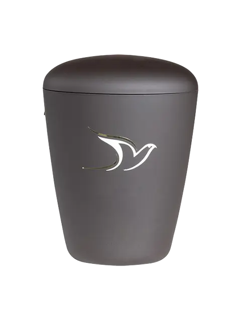 Heim Urne – En miljøvenlig og stilfuld løsning Heim er en ARB FORM urne, fremstillet af biologiske materialer uden brug af råolie. Den er 100% biologisk nedbrydelig og komposterbar, malet i en smuk sort farve med en due på. Den bløde velouroverflade er skabt med vandbaseret maling. Urnen har en unik trekantet form, som giver den et ikonisk og moderne udseende. Stor