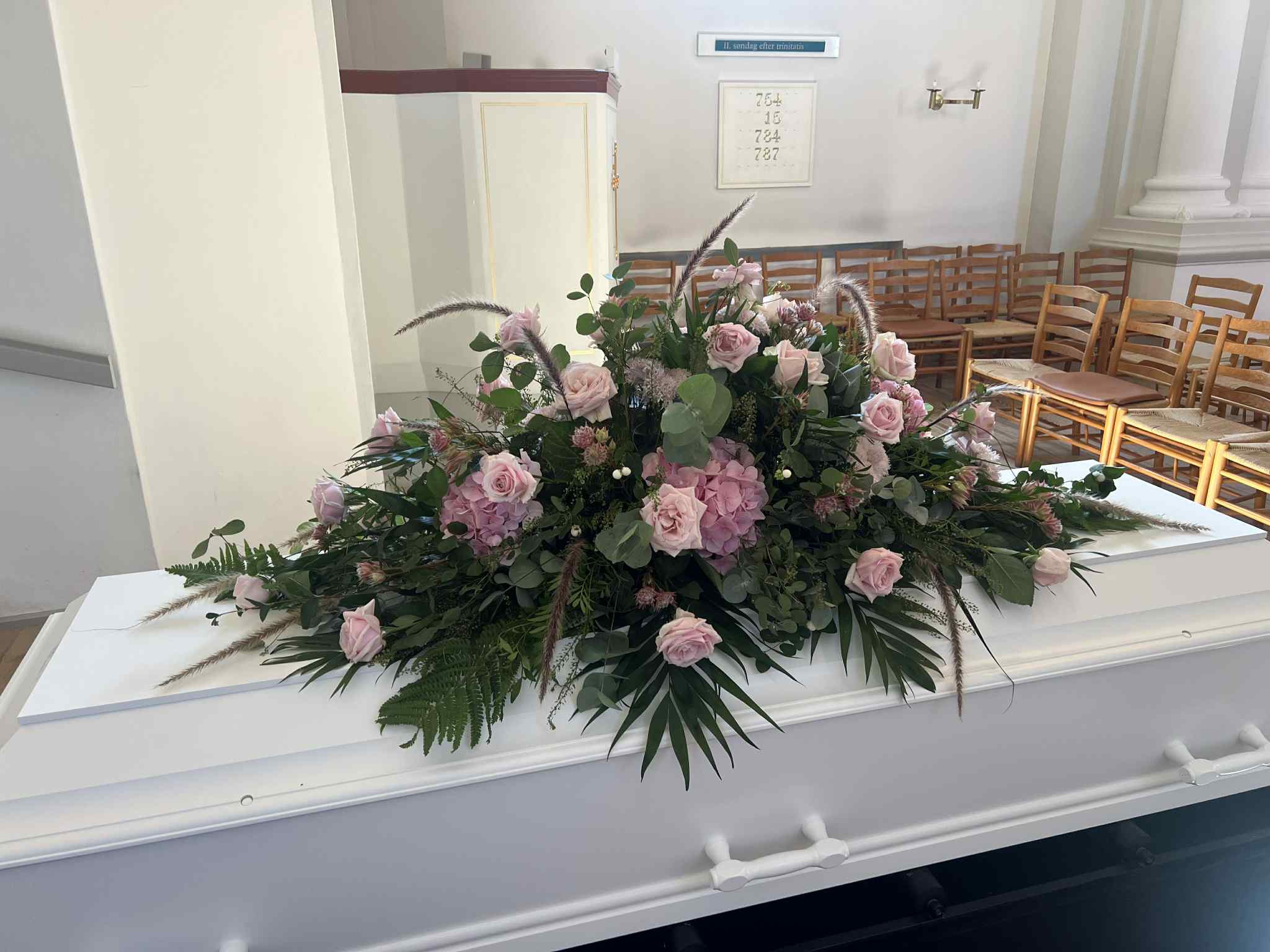 Kistepynt 23 - med rosa Roser, hortensia, mørk græs, eucalyptus, snebær.