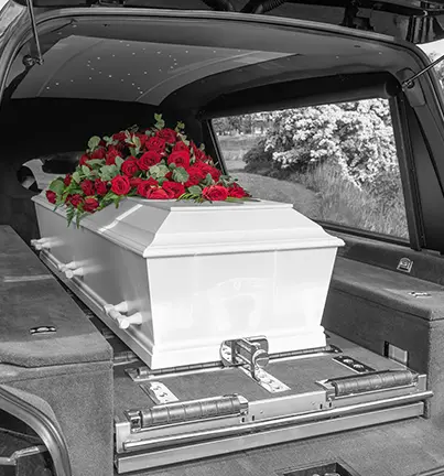 Kiste i rustvogn med rose kistepynt