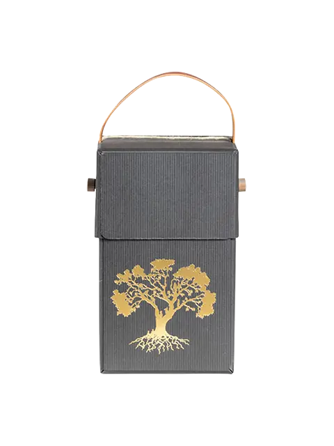 Museumsurnen: Bæredygtig papurne Fra Hjertebegravelse.dk Denne miljøvenlige papurne er fremstillet på Bruunshaab Gl. Papfabrik ved Viborg, et arbejdende museum, hvor 100 år gamle maskiner drives af CO2-neutral vandkraft. Urnen er lavet af genbrugspap og åvand, prydet med en smuk prægning af livets træ og udstyret med en praktisk læderhank for nem transport. Den lukkes med træ og ses her i Sort med livets træ præget på siden. Lille