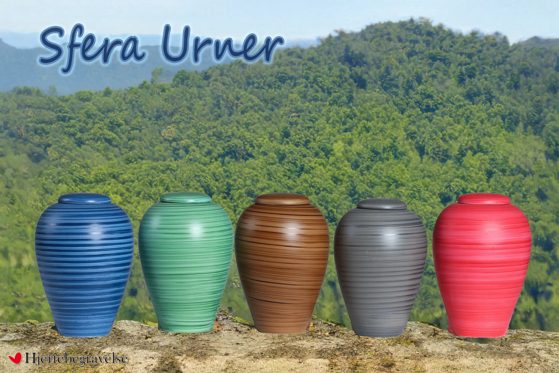 Sfera urnen har et smukt og gennemtænkt design, inspireret af havets organiske former og fremstillet med fokus på naturlige materialer. Dette er den mere traditionelle urneform. Den er lavet af rå ler, hvilket betyder ren jord, og farverne kommer udelukkende fra naturlige pigmenter. Overfladebehandlingen med bivoks tilføjer en økologisk og bæredygtig dimension. Urnens alsidighed som både sø- og jordurne gør den særlig velegnet til forskellige ceremonielle formål. Askespredningsversionen har huller i bunden Urnen findes i farverne blå, grøn, brun, grå og rød med striber - fra Hjertebegravelse.dk