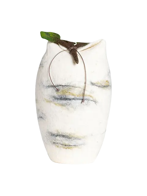 UURNAs Filtede Urner – Et Æstetisk og Bæredygtigt Farvel UURNAs håndlavede urner er designet til at skabe et smukt og personligt farvel i harmoni med naturen. Denne Birketræs inspirerede urne med gren lukning er fra Hjertebegravelse.dk - Lille